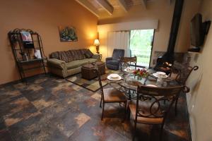 ein Wohnzimmer mit einem Tisch und einem Sofa in der Unterkunft Villas at Poco Diablo, a VRI resort in Sedona
