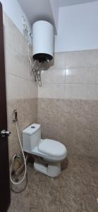 Ένα μπάνιο στο RK LION ROYAL GRAND PG coliving +3 φωτογραφίες
