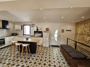 Kuchyň nebo kuchyňský kout v ubytování L'Etretataise, maison avec parking plein centre