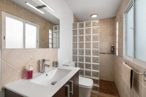 un bagno con lavandino e WC di Casa Otilia ad Arafo Altre 17 foto