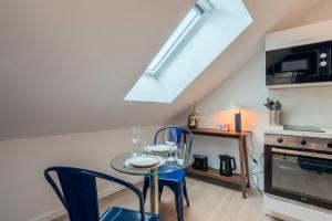 Η κουζίνα ή μικρή κουζίνα στο Studio sous les combles côté rue, parking gratuit +13 φωτογραφίες