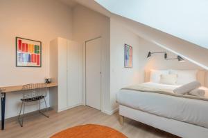 Ένα ή περισσότερα κρεβάτια σε δωμάτιο στο Studio sous les combles côté rue, parking gratuit