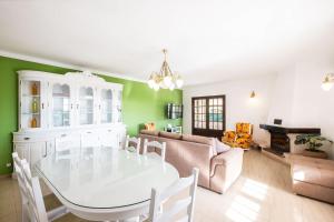 Posezení v ubytování Patroves Ranch - private pool & sea views
