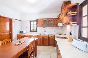 Kuchyň nebo kuchyňský kout v ubytování Patroves Ranch - private pool & sea views