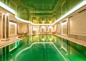 a large swimming pool in a building at Parkhotel Richmond in Karlovy Vary