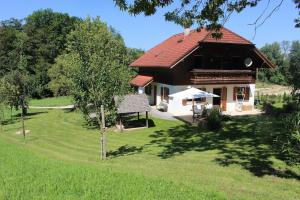 a large house with a red roof on a green field at Hofstatt Salzburg - Ferienhaus im Grünen am Stadtrand von Salzburg in Söllheim