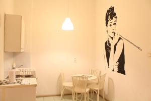 クラクフにあるCracow Old Town Guest Houseの壁画付きキッチン