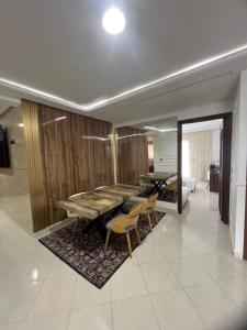 a room with a table and chairs and a bedroom at Appartement Haut Standing 3 chambres proche gare et centre ville in Kenitra +1 photo