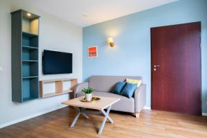 ein Wohnzimmer mit einer Couch und einem Tisch in der Unterkunft Vlugtenburg in s-Gravenzande