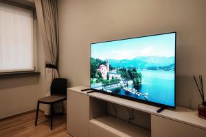 Una televisión o centro de entretenimiento en Appartamento Breva - Downtown Como - Jacuzzi and garden
