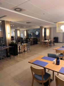 a dining room with tables and chairs and a cafeteria at The Baltic Horizon in Dziwnówek
