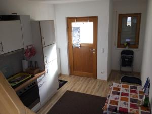 a small room with a kitchen and a door at Sonniges Fleckchen in Griesheim
