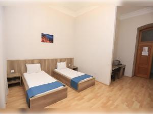 une chambre avec deux lits et un parquet dans l'établissement Liman Hotel, à Baku