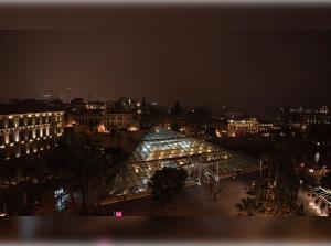 - une vue sur un grand bâtiment en verre la nuit dans l'établissement Liman Hotel, à Baku