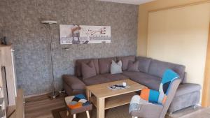 un salon avec un canapé et une table dans l'établissement Ferienwohnung Sonja Sinsheim, à Sinsheim