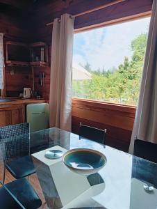 una mesa de cristal en una cocina con una ventana grande en Refugio Silvestre Parque Nacional Siete Tazas-Salida a río y pesca, en El Bolsico