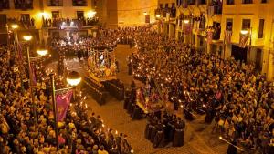 a large crowd of people watching a ceremony in a building at Casa de piedra en el casco antiguo de Sagunto in Sagunto