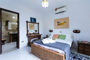 ein Schlafzimmer mit einem Bett und ein Badezimmer mit einem Waschbecken in der Unterkunft 300m da praia, AC, churrasqueira| Brazilian Corner in Toque Toque Grande