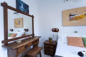 ein Schlafzimmer mit einem Bett mit einem Spiegel und einem Stuhl in der Unterkunft 300m da praia, AC, churrasqueira| Brazilian Corner in Toque Toque Grande + 25 Fotos