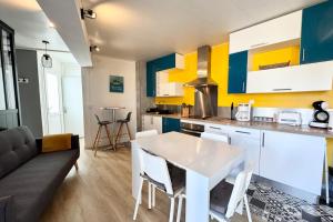 Kuchyň nebo kuchyňský kout v ubytování Agréable maisonnette entièrement rénovée -Terrasse
