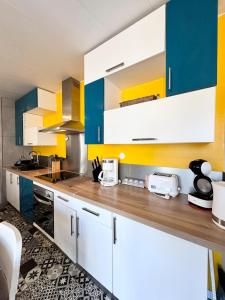 Kuchyň nebo kuchyňský kout v ubytování Agréable maisonnette entièrement rénovée -Terrasse + 10 fotografií