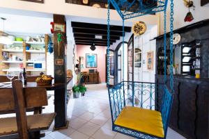 Zimmer mit einem an der Decke hängenden Stuhl in der Unterkunft 300m da praia, AC, churrasqueira| Brazilian Corner in Toque Toque Grande