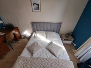Ένα ή περισσότερα κρεβάτια σε δωμάτιο στο Chambre spacieuse nimes quartier populaire