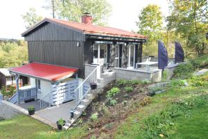 ein kleines Haus mit rotem Dach auf einem Hügel in der Unterkunft Ferienhaus Fuchswinkel in Güntersberge