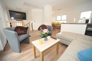 ein Wohnzimmer mit einer Couch und einem Tisch in der Unterkunft Ferienhaus Fuchswinkel in Güntersberge