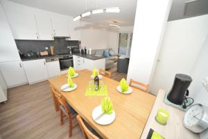 eine Küche mit Holztisch und ein Esszimmer in der Unterkunft Ferienhaus Fuchswinkel in Güntersberge