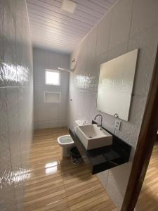 a bathroom with a sink and a toilet at Casa Campo Serra Dourada in Manhã