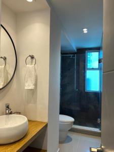 Apartment with direct access to the Sea in CTG的一间浴室