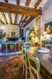 a dining room with a wooden table and chairs at Maison de charme en Touraine avec jardin 4 p. in Luynes