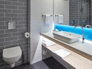 Koupelna v ubytování Holiday Inn Express - Merzig by IHG + 37 fotografií