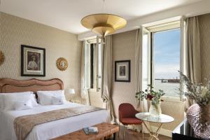 A bed or beds in a room at Londra Palace Venezia