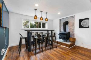 ein Esszimmer mit einer Bar und einem Herd in der Unterkunft Luxury Living - Kirkland Stylish Home - Prime Spot in Kirkland + 12 Fotos