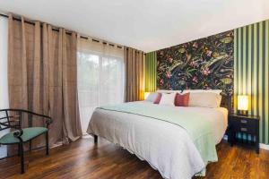 ein Schlafzimmer mit einem großen Bett und einem großen Fenster in der Unterkunft Luxury Living - Kirkland Stylish Home - Prime Spot in Kirkland