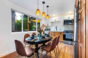 eine Küche mit einem Tisch und Stühlen in einer Küche in der Unterkunft Luxury Living - Kirkland Stylish Home - Prime Spot in Kirkland