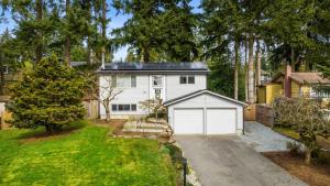 ein weißes Haus mit Garage im Hof in der Unterkunft Luxury Living - Kirkland Stylish Home - Prime Spot in Kirkland