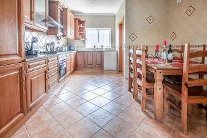 Dapur atau dapur kecil di Villa Ash