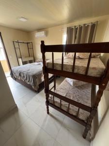 Un dormitorio con dos literas en una habitación. en Residencial Lara 4, en Itapema