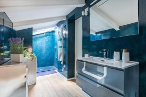 a bathroom with blue walls and a sink at Via Giunone 1A Bilo in Cervia
