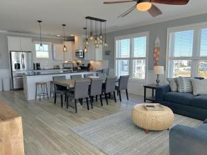 een woonkamer en keuken met een bank en een tafel bij Big Tuna in Oak Island