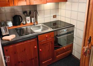 Dapur atau dapur kecil di Hometoday - Appartamento nel cuore di San Vito di Cadore