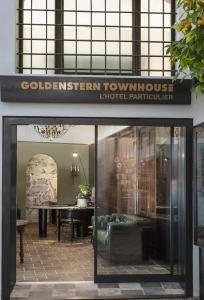 ボルツァーノにあるGoldenstern Townhouseの大文字の看板を持つ建物