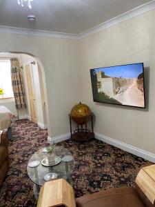 ein Wohnzimmer mit Sofa und Tisch in der Unterkunft Barons Court in Great Yarmouth