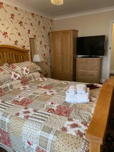 ein Schlafzimmer mit einem Bett mit zwei Handtüchern darauf in der Unterkunft Barons Court in Great Yarmouth + 122 Fotos
