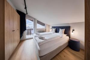 duże łóżko w sypialni z dużym oknem w obiekcie Apartment Steinach w mieście Lagundo +37 zdjęć