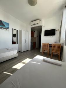 Ένα ή περισσότερα κρεβάτια σε δωμάτιο στο Soho Eilat +11 φωτογραφίες