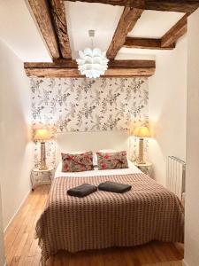 Un dormitorio con una cama con dos almohadas encima. en Carpe Diem Home - Au pied de la Cathédrale, en Estrasburgo